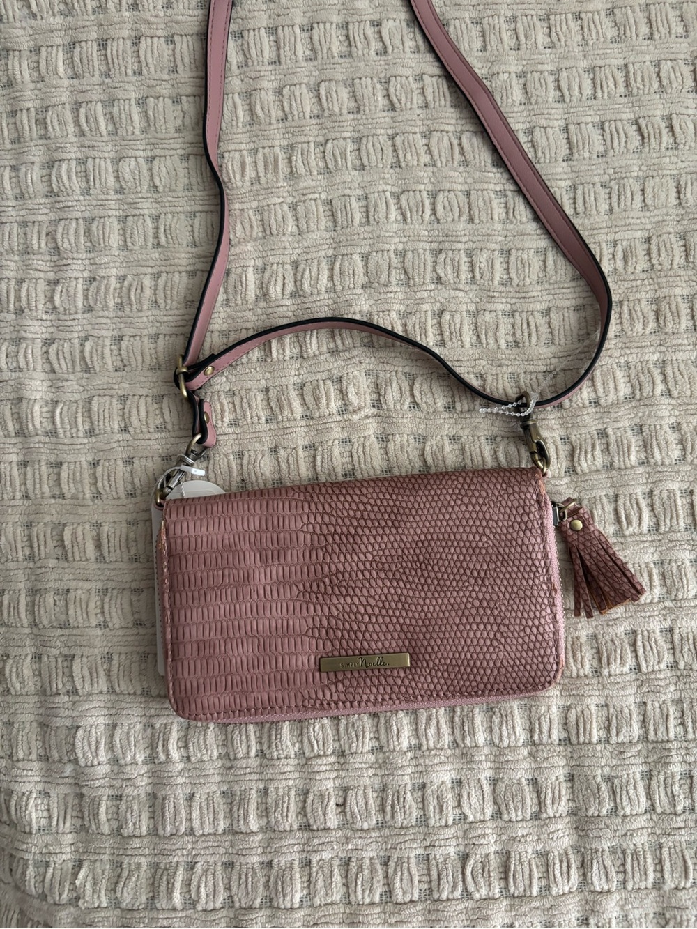 Simple Noelle Pink Textured Crossbody Bag with Gold Hardware - Picture 3 of 8